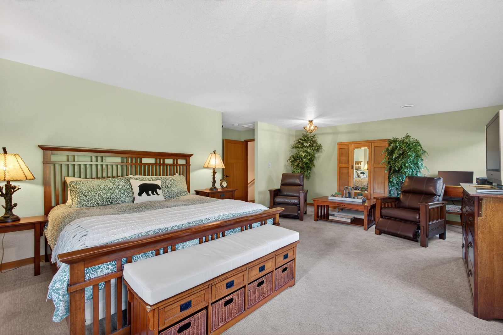Primary suite sitting area with recliners
